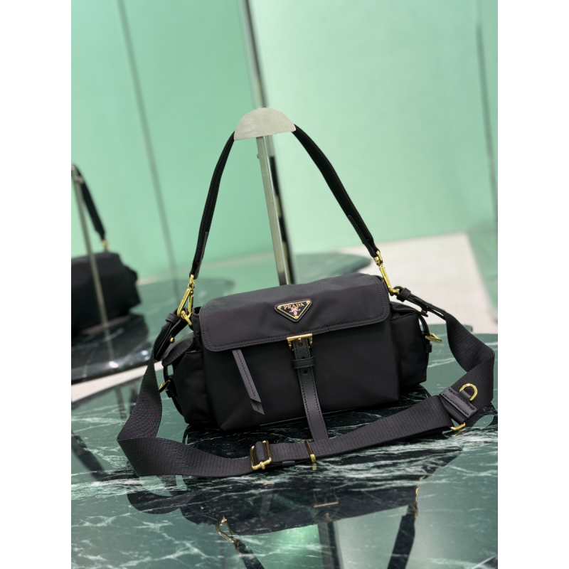 Borsa Prada Explore medium in Re-Nylon con pattina-Black