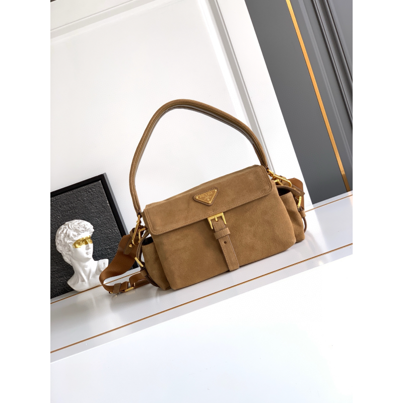 Borsa a spalla Prada Explore medium in pelle scamosciata con pattina