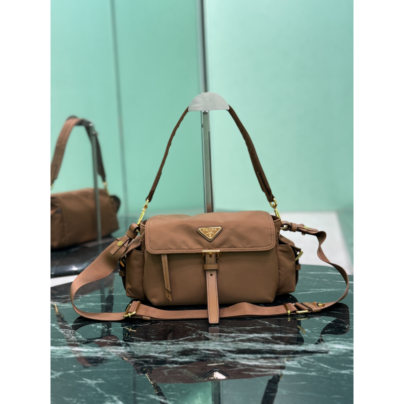 Borsa Prada Explore medium in Re-Nylon con pattina-Brown
